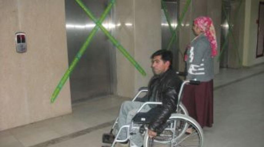 Belediye Hastanenin 19 Asans&ouml;r&uuml;n&uuml; M&uuml;h&uuml;rledi, Y&uuml;zlerce Kişi Iki Asans&ouml;re Kaldı