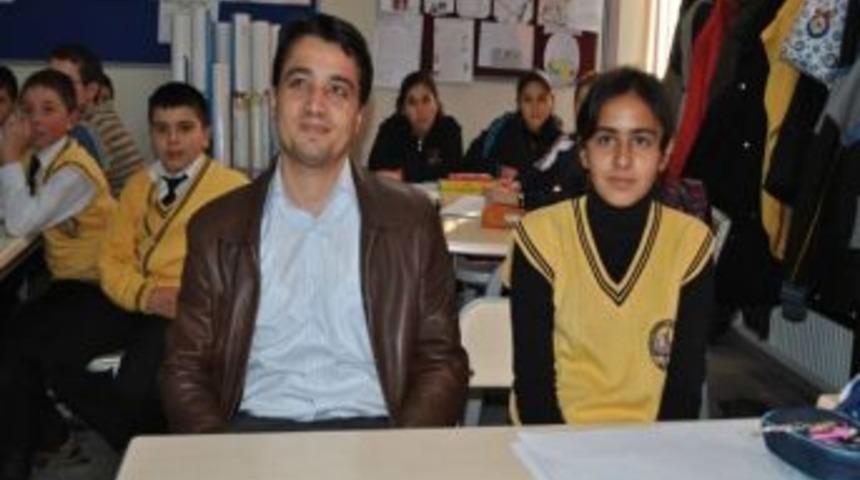 Kaymakam, 16 Yıl &Ouml;nce Mezun Olduğu Okulu Ziyaret Etti