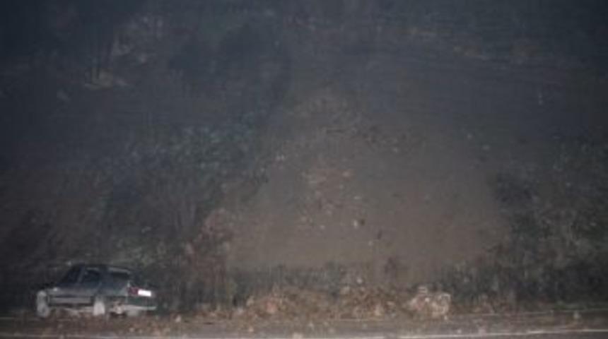 Dağdan D&uuml;şen Kayalar, Seyir Halindeki Otomobile Zarar Verdi