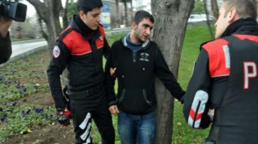 Ş&uuml;phelinin &Ccedil;antasından 8 Kilo Esrar &Ccedil;ıktı