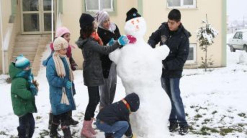 Erzincanlılar G&uuml;ne Kar Ile Uyandı