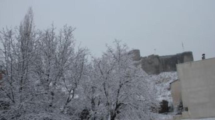 Oltu&rsquo;da &Ccedil;ocukların Kar Sevinci