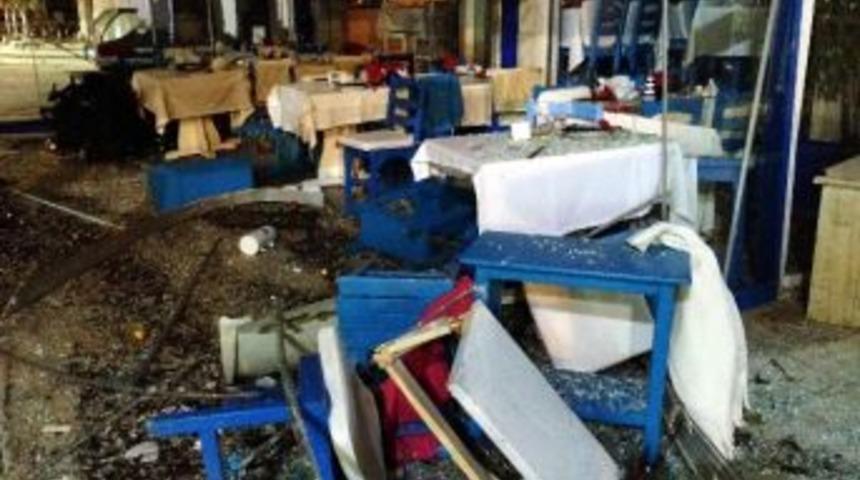 Restoranın Bir Ucundan Girdi &Ouml;teki U&ccedil;undan &Ccedil;ıktı