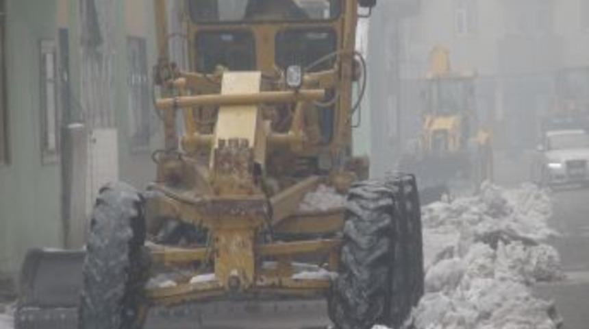 Buzlaşan Kar Greyderler Ve Kazmalarla Kaldırıyorlar