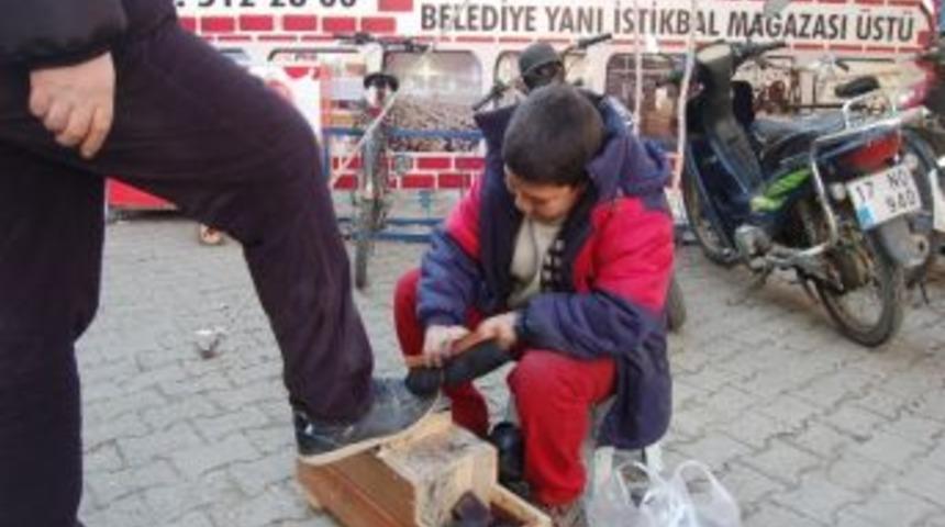 Ayakkabı Boyayarak Ailesini Ge&ccedil;indiriyor