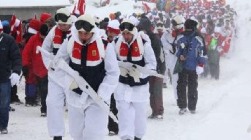 T&uuml;rkiye şehitlerine y&uuml;r&uuml;d&uuml;