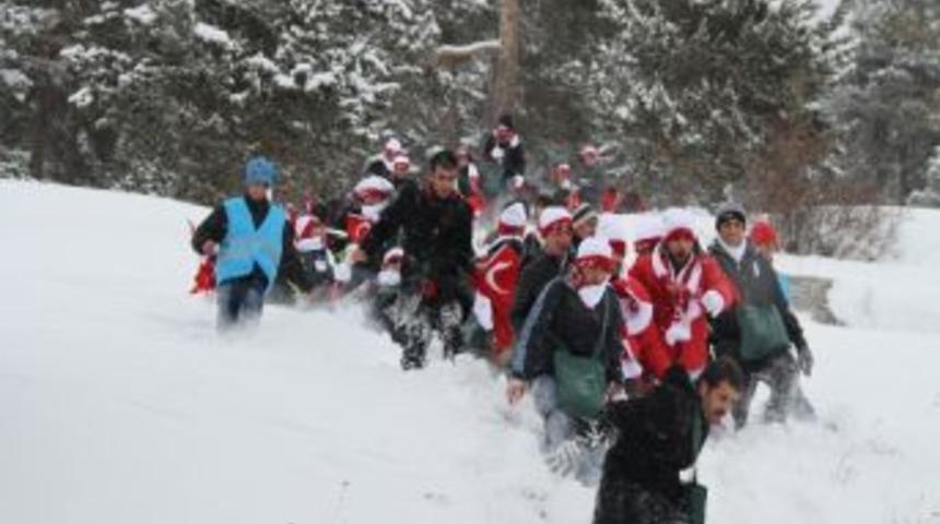Kar Altında 90 Bin Şehit İ&ccedil;in Y&uuml;r&uuml;d&uuml;ler