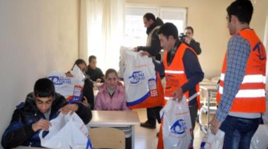 Kimse Yok Mu Derneği&rsquo;nin Giysi Yardımı &Ccedil;ocukları Isıtacak