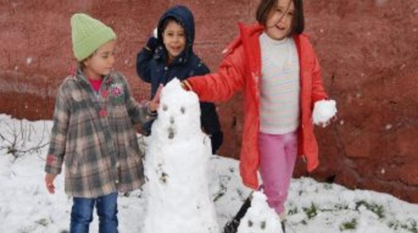 K&ouml;y Yolları Kapandı, Kar &Ccedil;ocuklara Yaradı