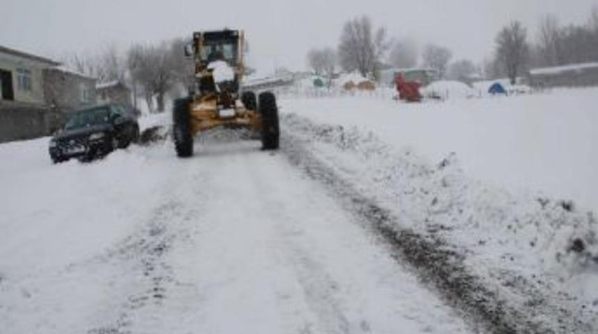 D&uuml;ğ&uuml;n konvoyu karda mahsur kaldı