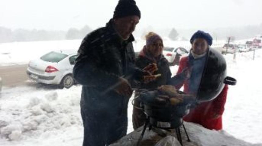 Kar &Uuml;zerinde Mangal Keyfi