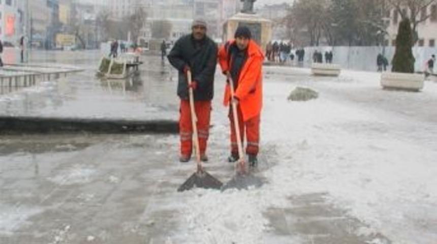 Kar Temizlik G&ouml;revlilerinin &Ccedil;ilesi Oldu