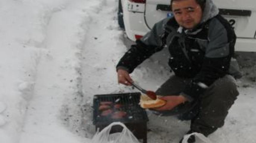 Kar Altında Mangal Keyfi