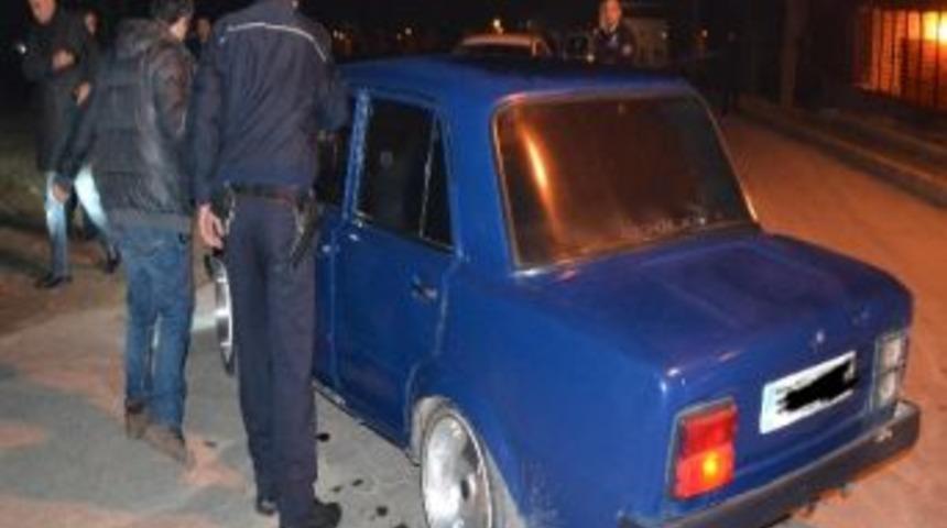 Otomobilinde Başından Vurulan Gen&ccedil; &Ouml;ld&uuml;