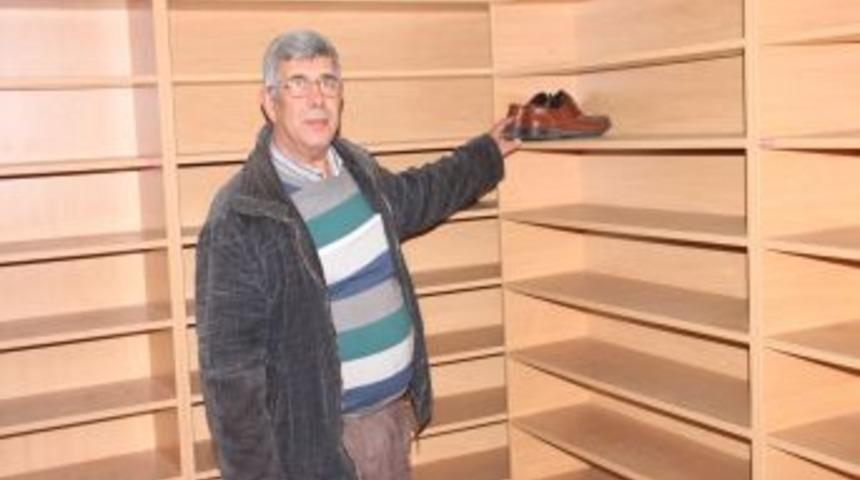 Kendi Ayakkabılarını Bıraktı, Dernek Başkanının Ayakkabılarını Aldı