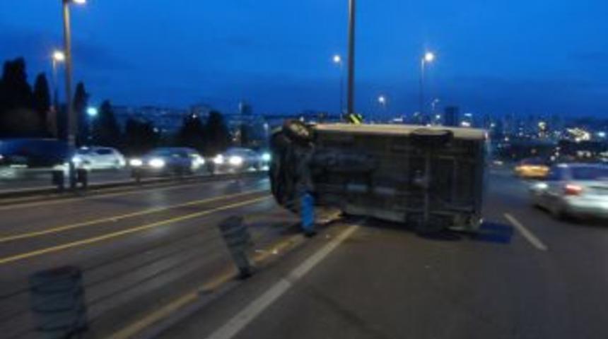 Minib&uuml;s Metrob&uuml;s Bariyerlerine Takıldı