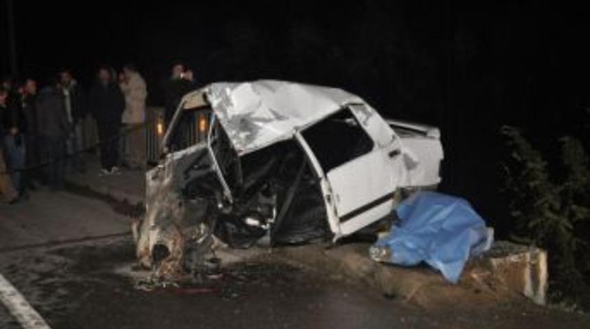 K&ouml;pr&uuml; Korkuluklarına &Ccedil;arpan Ara&ccedil; İkiye B&ouml;l&uuml;nd&uuml;: 1 &Ouml;l&uuml;