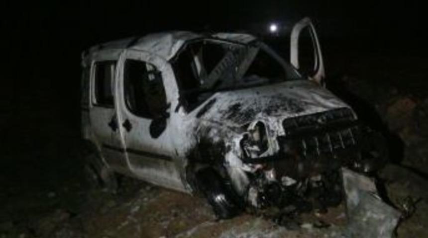 Yaralı S&uuml;r&uuml;c&uuml; Hurdaya D&ouml;nen Aracını Bırakmadı