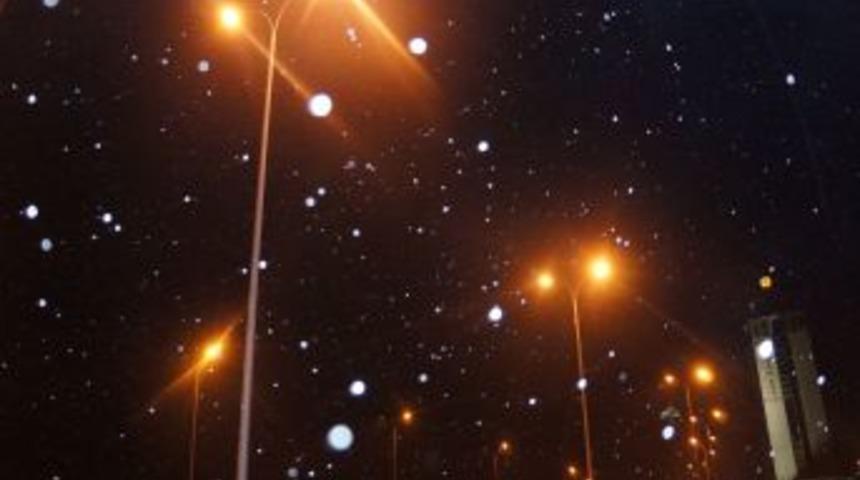 İstanbul&rsquo;da Yeni Yılın Ilk Kar Yağışı Başladı