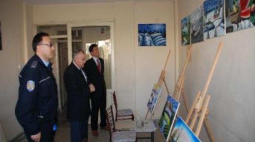 Silah Tutan Eller Resim De Yapıyor