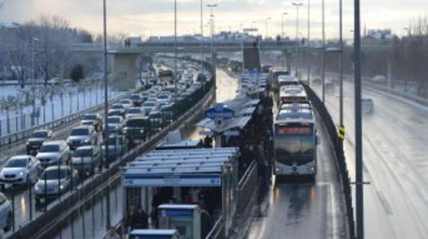 Metrob&uuml;s&uuml;n Lastiği Patladı, Metrelerce Kuyruk Oluştu