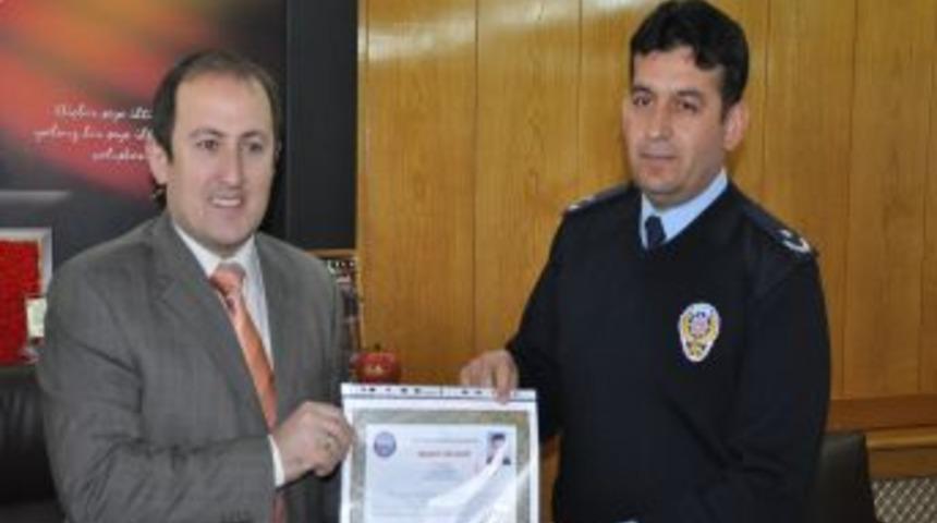 Kaymakam Pehlivan'dan Emniyet M&uuml;d&uuml;r&uuml; Uzun'a Başarı Belgesi