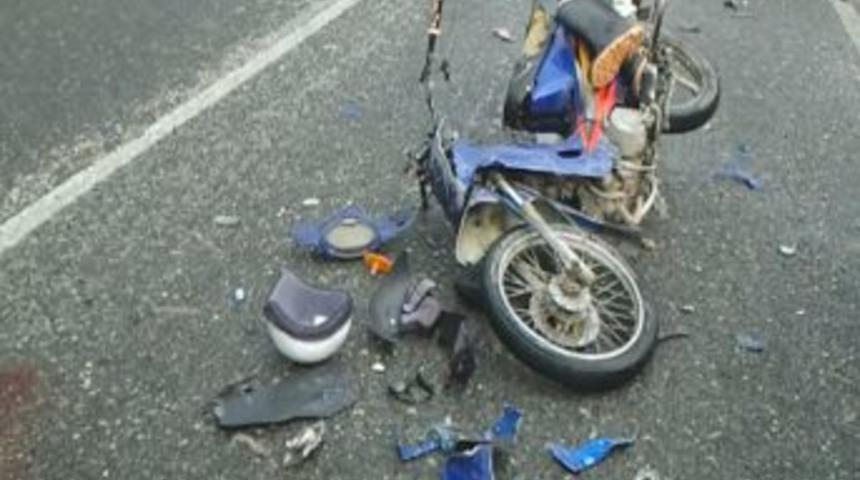 Yerde S&uuml;r&uuml;klenen Motosiklet S&uuml;r&uuml;c&uuml;s&uuml;n&uuml; Kaskı Kurtardı