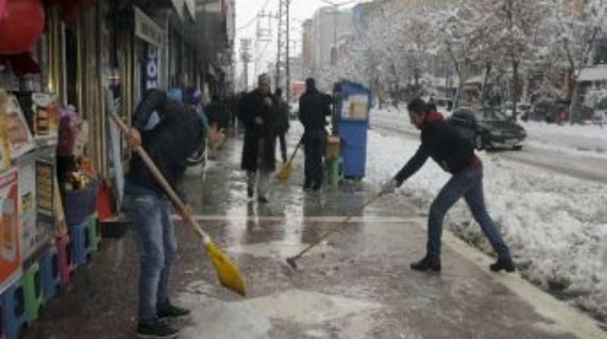 Y&uuml;ksekova&rsquo;da Kar Yağışı