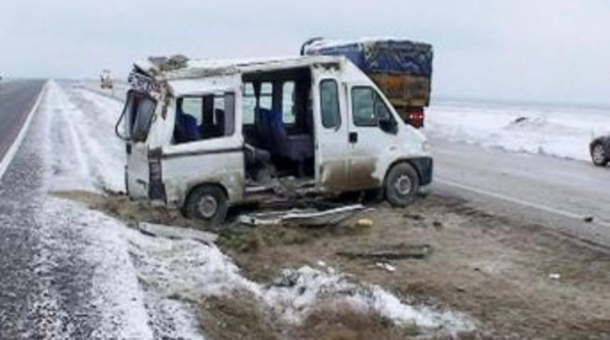 &Ouml;ğrenci Taşıyan Minib&uuml;s Takla Attı: 13 Yaralı