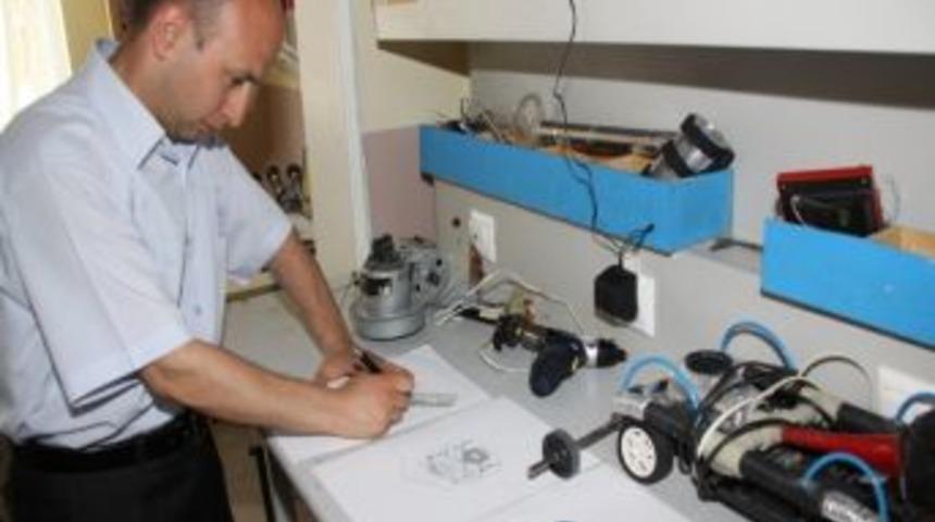 &Ouml;ğretmen Ara&ccedil;larda Sarsıntıyı &Ouml;nleyecek Koltuk İcat Etti