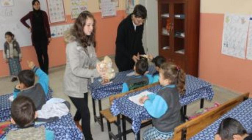 Lise &Ouml;ğrencileri Yardımlaşma Adına K&ouml;y Anaokulları I&ccedil;in Oyuncak Topladı