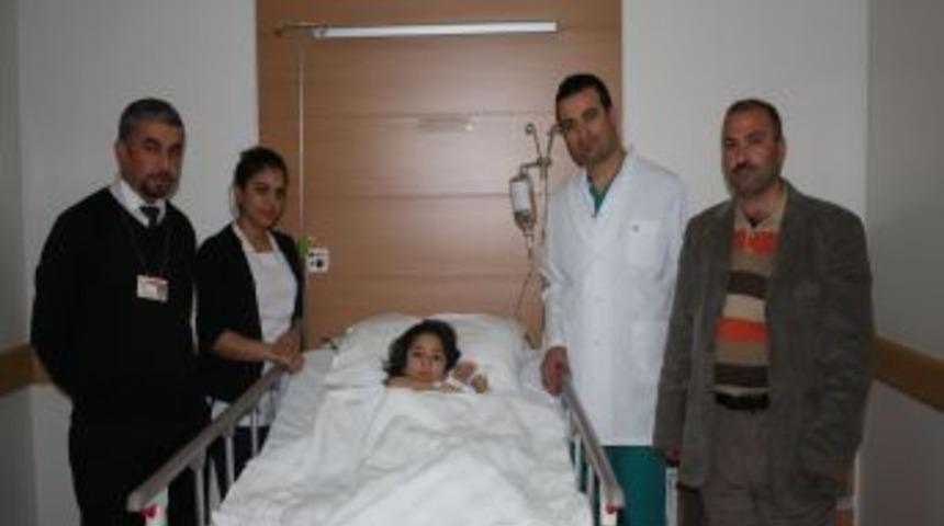 6 Yaşındaki Hastanın B&ouml;brek Taşı Sırttan A&ccedil;ılan Delikten &Ccedil;ıkartıldı