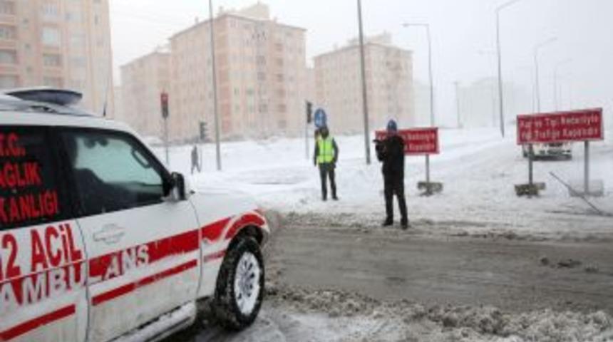 Karayolları Ekipleri, &Ccedil;at Yolunda Mahsur Kaldı