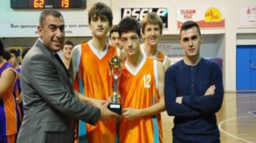 Yunus Bey Koleji Yıldız Basketbolda Kupayı Aldı