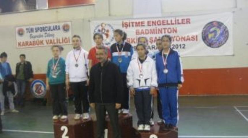 İşitme Engelliler Badmintonda D&uuml;zce &Uuml;&ccedil;&uuml;nc&uuml; Oldu