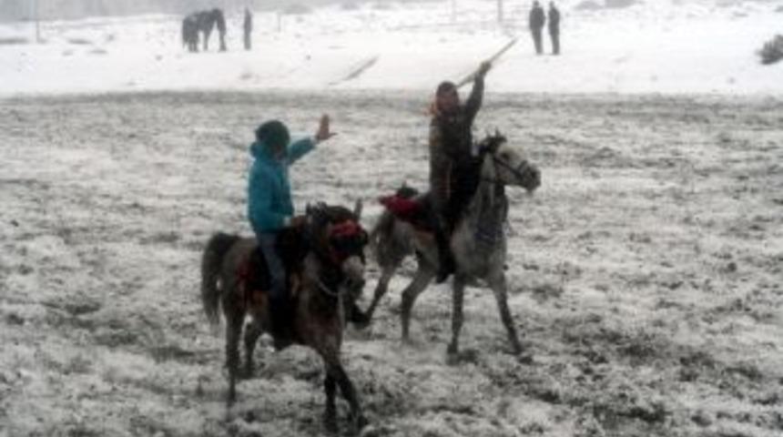 Erzincan&rsquo;da Kar &Uuml;st&uuml;nde Cirit Keyfi