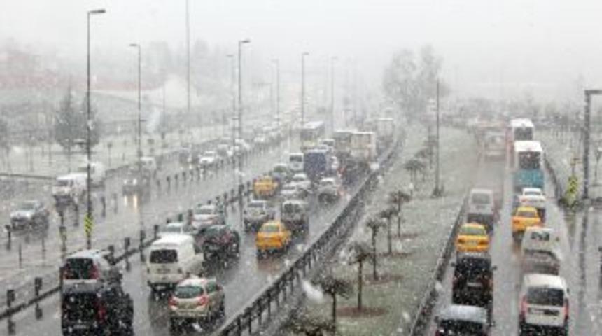 İstanbul'da Beklenen Yoğun Kar Yağışı Başladı