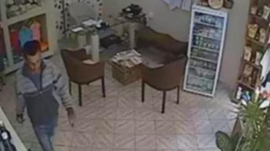 Telefon Hırsızı &Ouml;nce Kameraya Sonra Polise Yakalandı