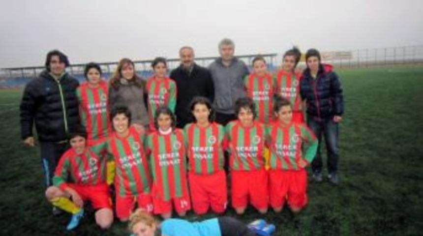 Kızıltepe Belediyespor Kadın Futbolcuları Malatya Bayanlarspor'u 8-3 Yendi