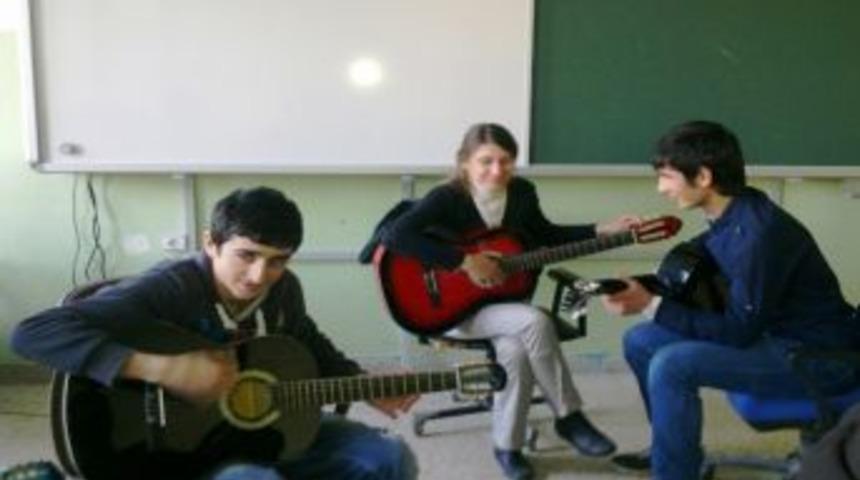 Lise &Ouml;ğrencilerine Gitar Kursu