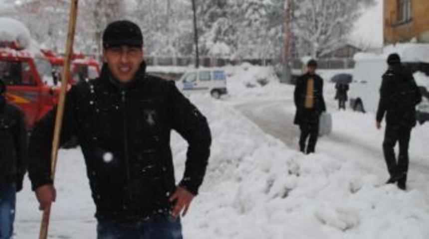 Hakkari Merkezde Kar Kalınlığı 60 Santimetreyi Aştı