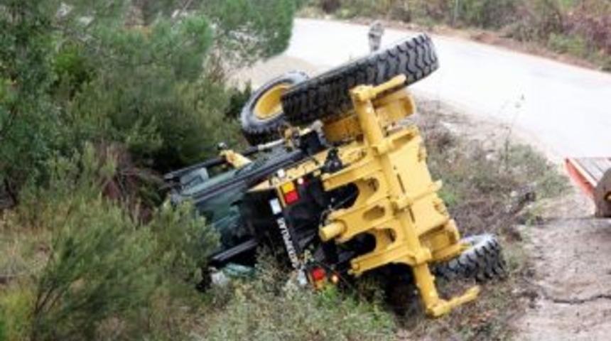 Tır &Uuml;zerindeki Greyder Şarampole Yuvarlandı