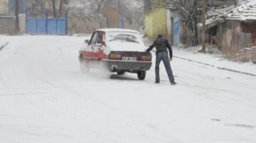 Yozgat&rsquo;ta Kar Yağışı Yolları Buz Pistine &Ccedil;evirdi