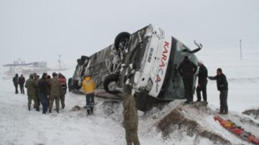 Ardahan'da Yolcu Otob&uuml;s&uuml; Devrildi: 1 &Ouml;l&uuml;, 16 Yaralı