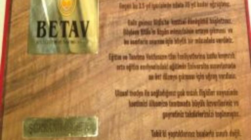 Betav&rsquo;dan Eski Bitlis Valisi Yılmaz'a Ş&uuml;kran Plaketi