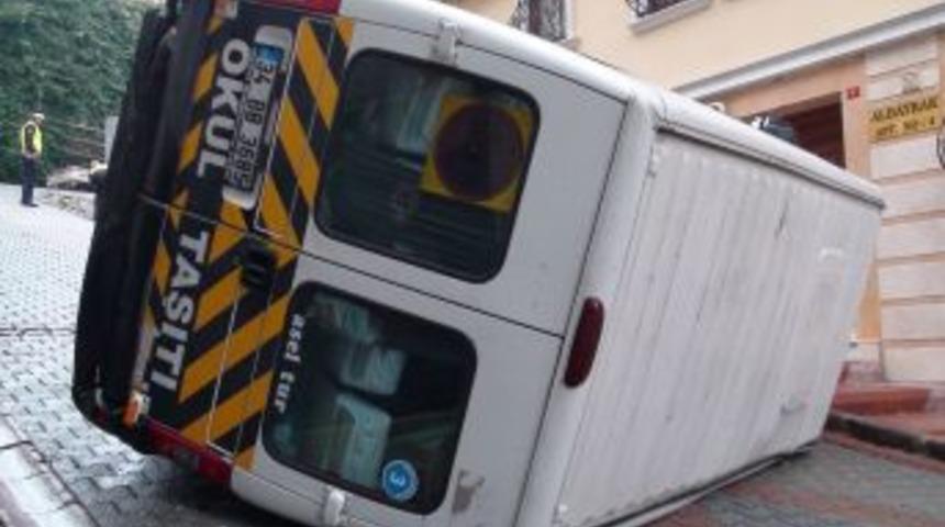 Servis Minib&uuml;s&uuml; Devrildi, 10 &Ouml;ğrenci &Ouml;l&uuml;mden D&ouml;nd&uuml;