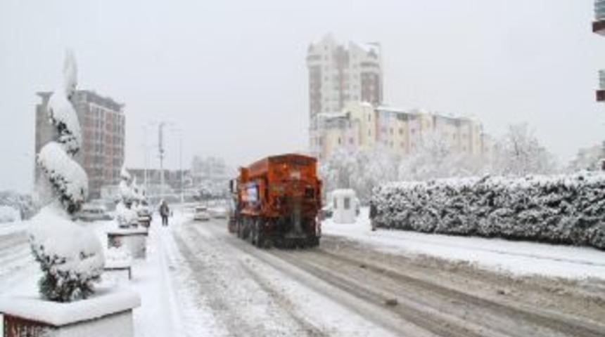 Başakşehir Belediyesi'nden Yollara 215 Ton Tuz
