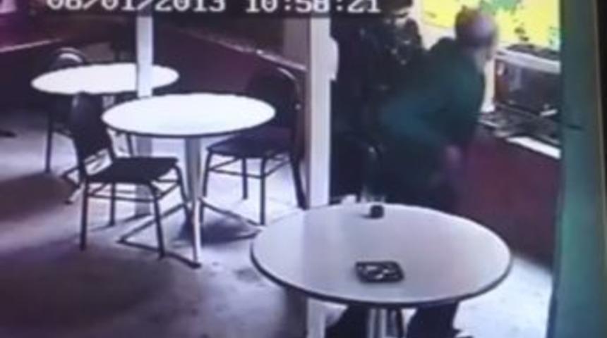 &Uuml;sk&uuml;dar'da kan donduran bı&ccedil;aklama anı!
