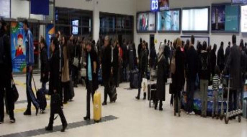 Olumsuz Hava Şartları U&ccedil;ak Seferlerini Etkiliyor