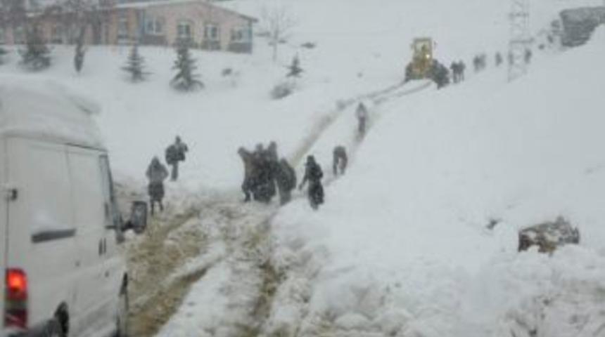 Sincik&rsquo;te Yoğun Kar Yağışı K&ouml;y Yollarını Kapadı